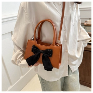 Sac bandoulière en cuir PU marron avec un grand nœud en satin noir sur le devant