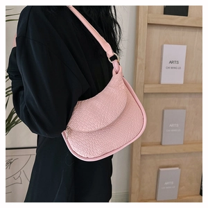 Détail du sac hobo en cuir PU gaufré rose avec texture tissée et boucle en métal