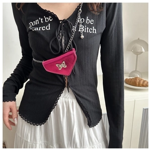 Détail d'un mini sac triangulaire rose métallisé avec papillon argenté et chaîne