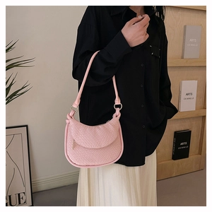 Détail du sac bandoulière en cuir PU tressé rose montrant texture et métal doré