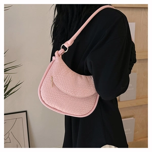Détail du sac à bandoulière rose en PU tressé montrant la texture et la boucle métallique