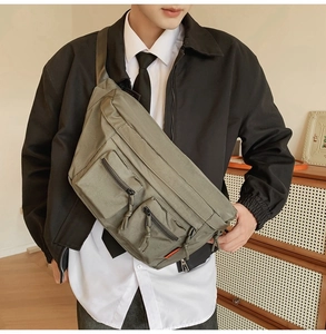 Vue détaillée du sac bandoulière utilitaire vert militaire en nylon avec multiples poches