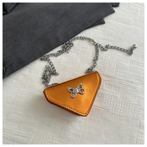 Mini sac triangle orange avec papillon argenté et bandoulière chaîne style Y2K