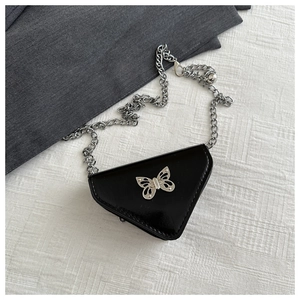 Sac à bandoulière triangulaire en cuir noir avec papillon argenté et bandoulière chaîne