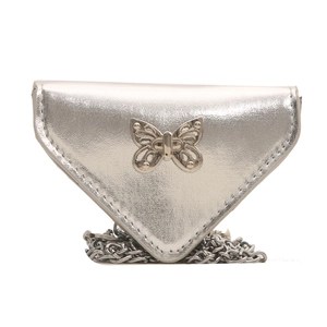 Sac bandoulière triangulaire argenté métallisé avec boucle papillon et bandoulière chaîne