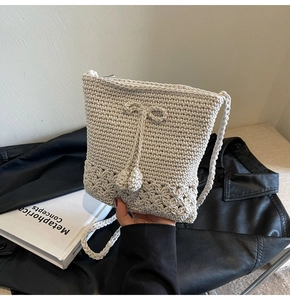 Makroansicht der gehäkelten Handtasche mit handgefertigten 3D-Blumen und einem Reißverschluss