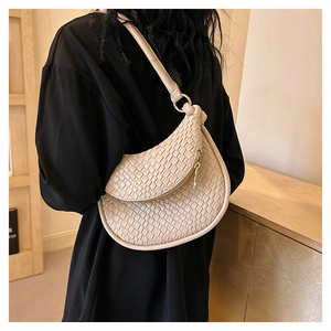 Détail du sac hobo en cuir PU beige à texture tressée et fermeture éclair dorée