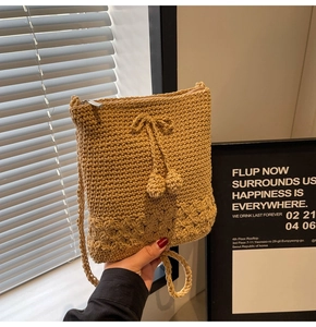 Detailansicht der handgefertigten Häkeltasche in Khaki mit Blumenmuster und Kordelzugverschluss