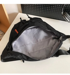 Vue intérieure du sac de poitrine en nylon noir avec doublure grise et poches
