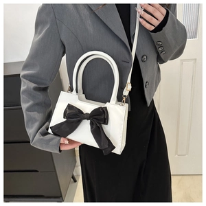 Vue détaillée du sac cabas blanc en PU orné d'un grand nœud décoratif en soie noire