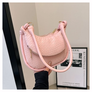 Sac à bandoulière rose en similicuir crocodile en forme de demi-lune avec détails dorés