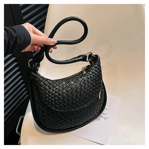 Sac hobo minimaliste en cuir PU tressé noir avec poignée nouée et logo en métal argenté