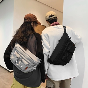 Sac bandoulière cargo style japonais en noir et gris avec plusieurs poches pour homme