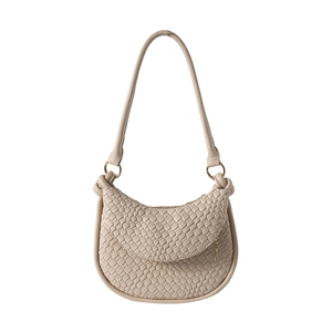 Sac à épaule chic en similicuir beige tressé avec forme de selle et anneaux dorés
