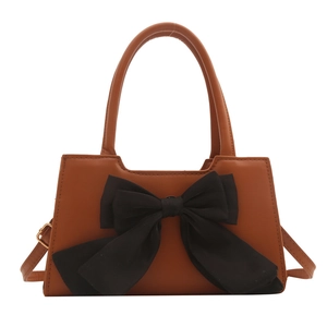 Sac à main chic en similicuir marron avec un grand nœud noir en tissu pour femme
