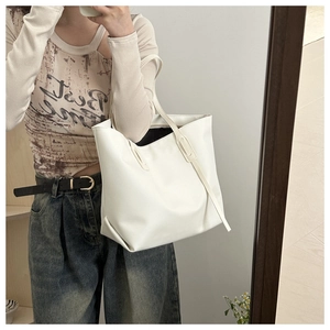 Borsa tote bianca minimalista con struttura spaziosa mostrata in un selfie allo specchio