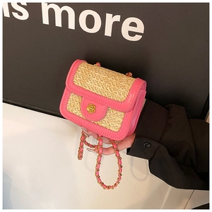 Dettaglio del bordo in pelle PU rosa e della trama in paglia della mini borsa a tracolla