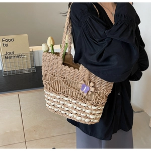 Détails du sac cabas en paille tissé à la main avec motif ajouré et charme papillon