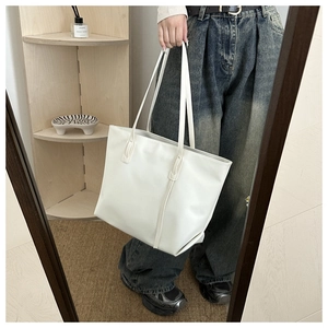 Borsa tote minimalista in pelle PU bianca con doppi manici in un ambiente moderno