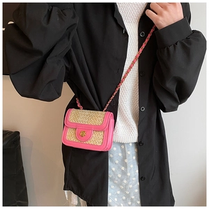 Dettaglio della borsa a tracolla in paglia intrecciata con finiture in ecopelle rosa