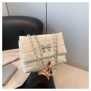 Sac bandoulière en cuir PU blanc matelassé avec boucle papillon argentée et chaîne