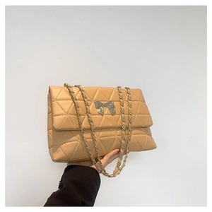 Sac bandoulière beige matelassé en PU avec nœud métallique argenté et bandoulière chaîne