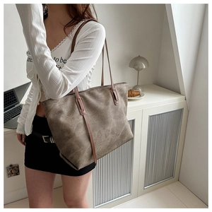 Dettaglio della borsa tote marrone vintage in pelle opaca per l'uso quotidiano