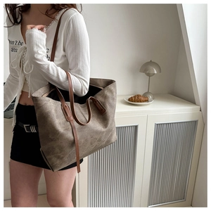 Borsa tote talpa minimalista con manici lunghi marroni in un ambiente interno nordico