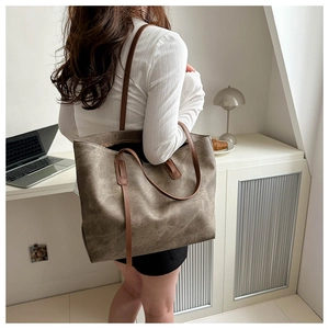 Dettaglio ravvicinato della borsa tote vintage marrone in pelle smerigliata di alta qualità