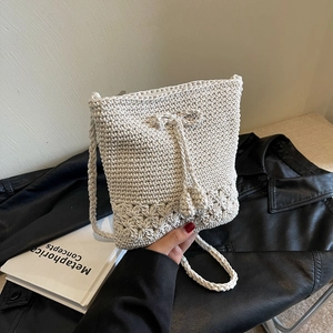 Schicke cremeweiße handgehäkelte Beuteltasche mit Blumenmustern und Quasten-Kordelzug-Detail