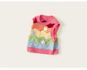 Détail du gilet en maille arc-en-ciel pour enfant avec écussons étoiles et fleurs