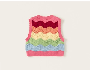Détail du gilet en maille à rayures ondulées colorées et texture crochetée vibrante
