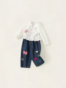 Mädchen Set mit weißem Langarmshirt und dunkelblauer Jeans mit Stickereien