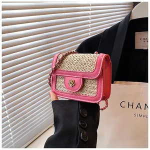 Mini borsa a tracolla in paglia con finiture in pelle rosa e chiusura a camelia
