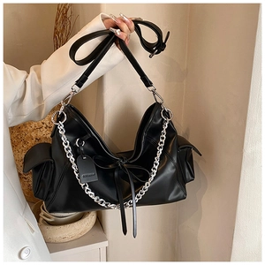 Detail der schwarzen PU-Hobo-Tasche mit Silberkette, Schleife und praktischen Seitentaschen