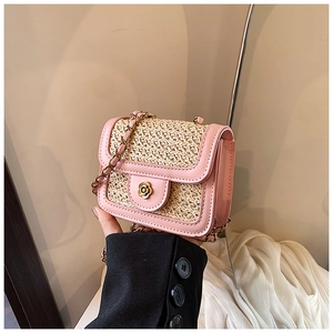 Borsa a tracolla in paglia rosa e beige con chiusura a fiore dorato e catena