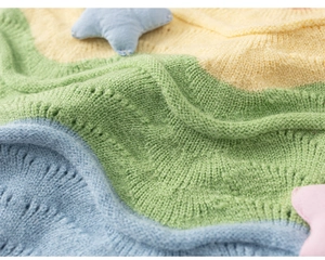 Gros plan sur la maille ondulée jaune, verte et bleue pour tenue de petite fille
