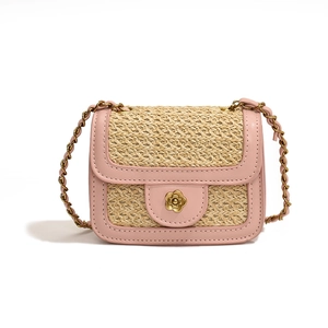 Borsa a tracolla in ecopelle rosa e paglia intrecciata con fibbia a fiore dorato e catena