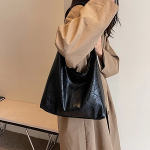 Large capacity black hobo tote bag with vintage pleated leather texture for commuting