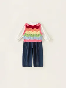 Tenue trois pièces pour fille avec gilet arc-en-ciel, chemise blanche et jean bleu