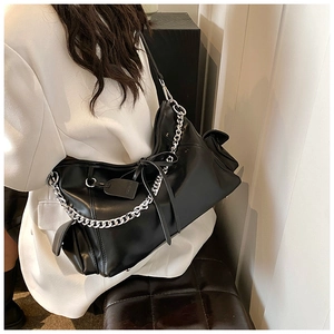 Detailaufnahme der schwarzen matten PU-Leder Hobo-Tasche mit Silberkette und Schleife