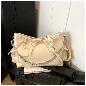 Schicke beige PU-Leder Umhängetasche mit Schleife und silberner Metallkette