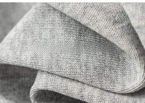 Vista macro del tessuto a maglia a coste grigio elastico con trama morbida