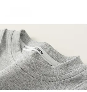 Macro scollatura in maglia grigia con cuciture rinforzate per maglietta da bambina