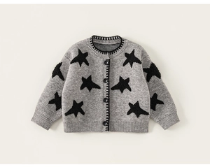 Detail van grijs gebreid babyvest met zwart sterpatroon en geribbelde afwerkingen