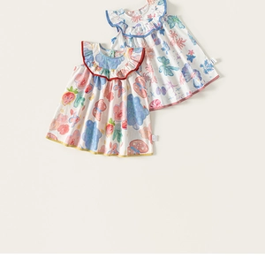Detailansicht von zwei ärmellosen Baumwoll-Babykleidern mit Rüschenkragen und Blumen