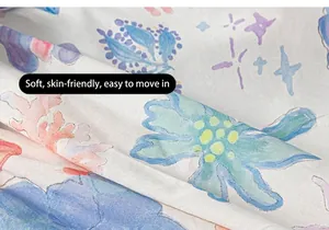 Nahaufnahme von weichem Baumwollstoff mit bunten Blumen-Graffiti und Sternenprints
