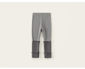 Detail van tweekleurige grijze meisjeslegging met geribbelde textuur en decoratieve ruisrand