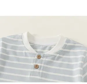 Detail van gestreept jongens T-shirt met contrasterende V-hals en houten knopen