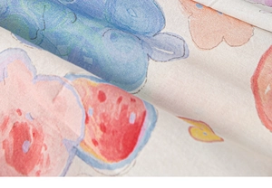 Detailansicht der Aquarell-Druckgrafik auf weichem Baumwollstoff für Kinderkleider